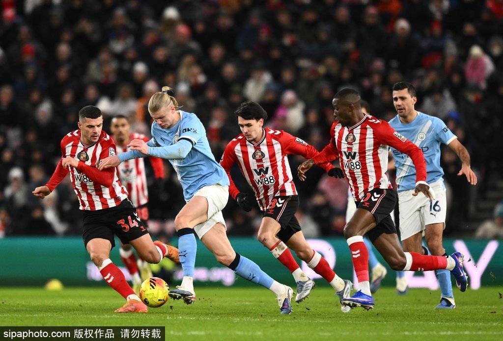 组图:英超曼城0-0桑德兰 哈兰德带球突破